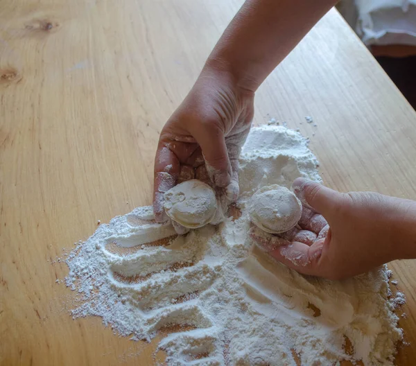 Evde mantı yapıyorum. Un masanın üstünde. Yiyecek.