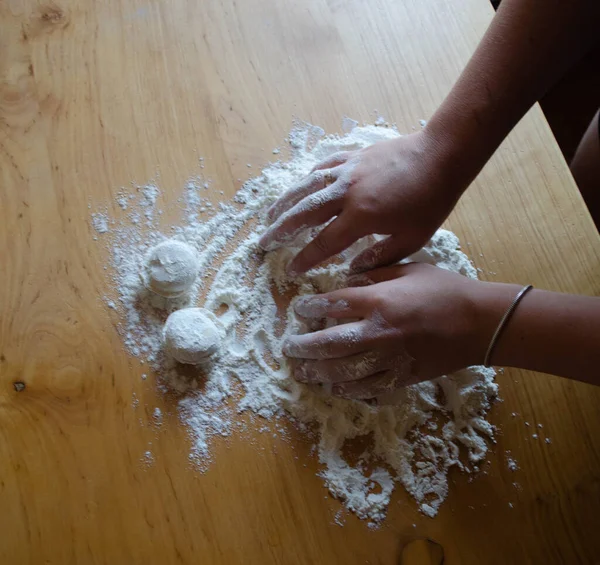 Evde mantı yapıyorum. Un masanın üstünde. Yiyecek.