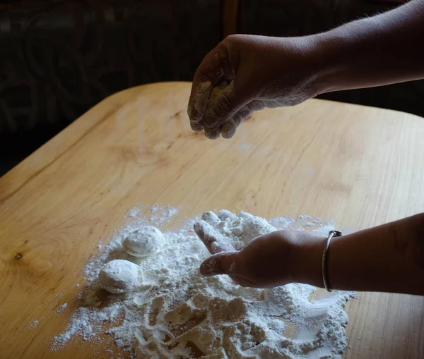 Evde mantı yapıyorum. Un masanın üstünde. Yiyecek.