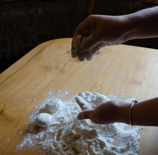 Evde mantı yapıyorum. Un masanın üstünde. Yiyecek.