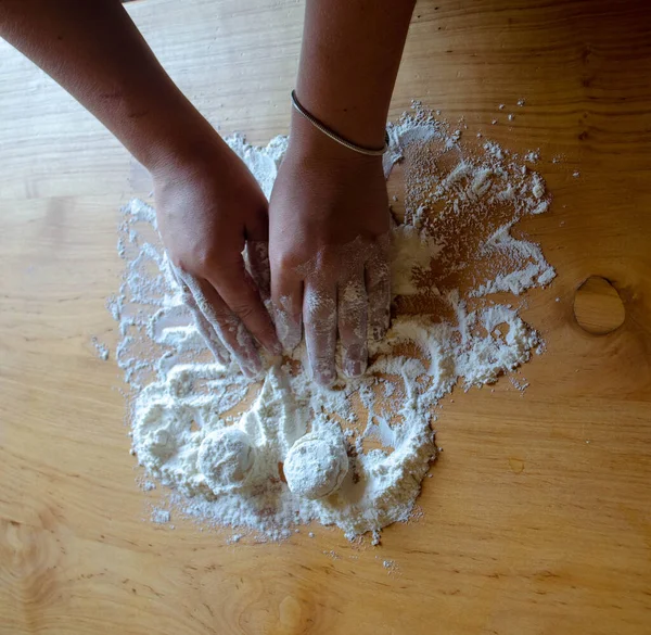 Evde mantı yapıyorum. Un masanın üstünde. Yiyecek.