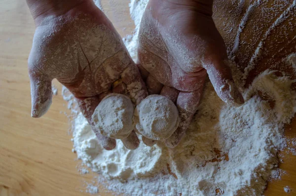 Evde mantı yapıyorum. Un masanın üstünde. Yiyecek.