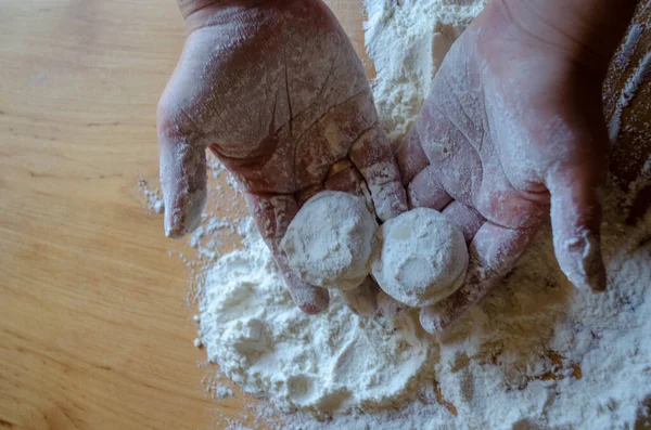 Evde mantı yapıyorum. Un masanın üstünde. Yiyecek.