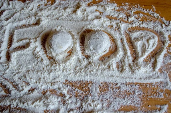 Evde mantı yapıyorum. Un masanın üstünde. Yiyecek.