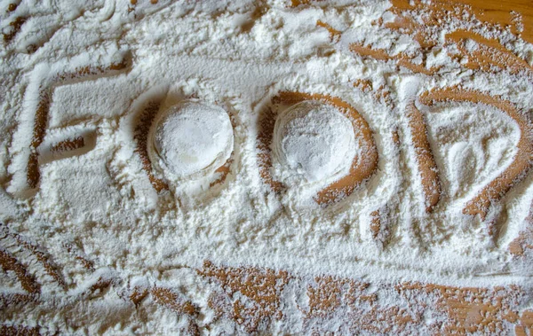 Evde mantı yapıyorum. Un masanın üstünde. Yiyecek.