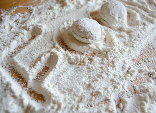 Evde mantı yapıyorum. Un masanın üstünde. Yiyecek.