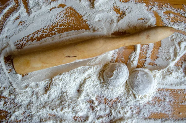 Evde mantı yapıyorum. Un masanın üstünde. Yiyecek..