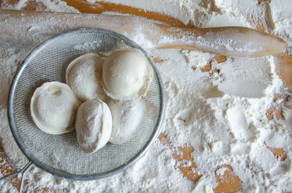 Evde mantı yapıyorum. Un masanın üstünde. Yiyecek.