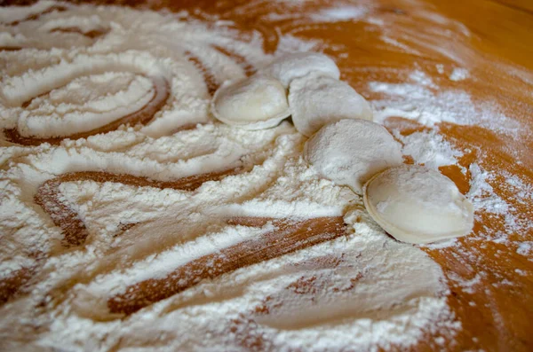 Evde mantı yapıyorum. Un masanın üstünde. Yiyecek.