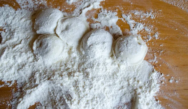Evde mantı yapıyorum. Un masanın üstünde. Yiyecek.