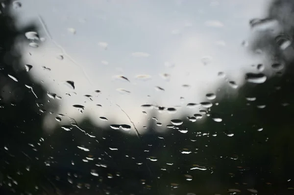Arabanın camında yağmur damlaları var. Çiy. Su..
