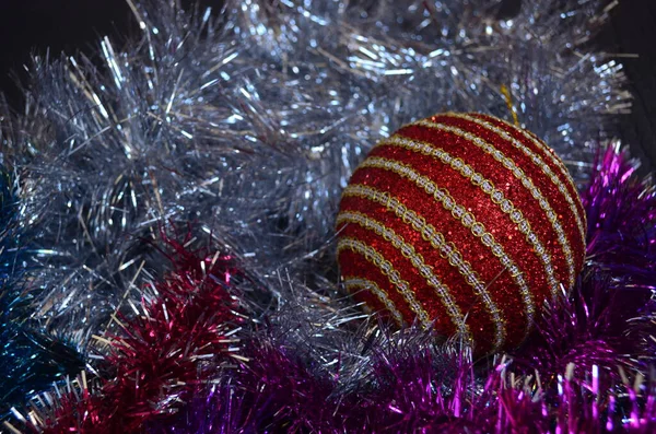 Noel ağacında yeni yıl oyuncağı ve renkli yağmur. Noel.