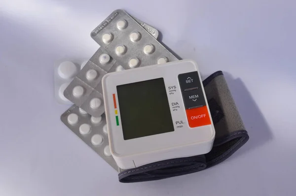 Elektrikli tonometre. Basınç ölçme cihazı ve tabletler.