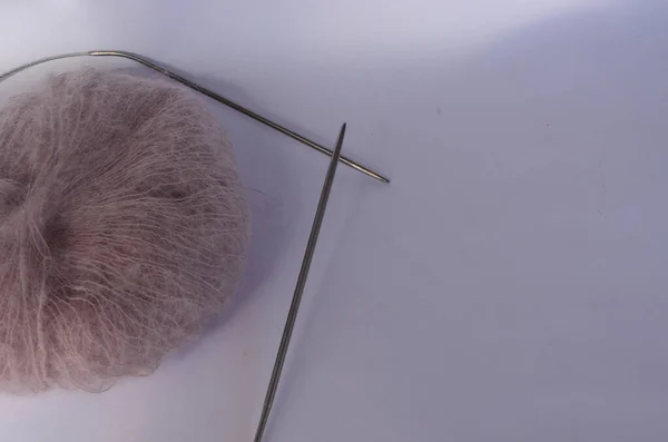 Örgü örüyorum. Güzel, narin kremalı iplikler. Yün.