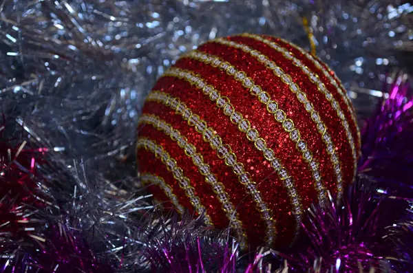 Noel ağacında yeni yıl oyuncağı ve renkli yağmur. Noel.