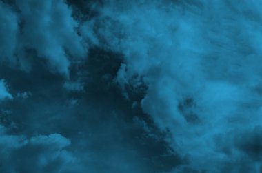 Güzel, gri ve mavi gökyüzü. Yumuşak bulutlar. Doğa.