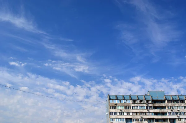 Güzel, gri ve mavi gökyüzü. Yumuşak bulutlar. Doğa.