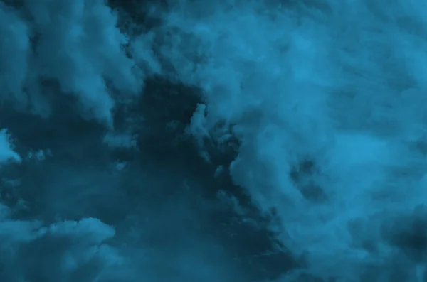 Güzel, gri ve mavi gökyüzü. Yumuşak bulutlar. Doğa.