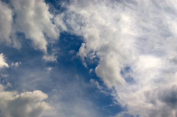 Güzel, gri ve mavi gökyüzü. Yumuşak bulutlar. Doğa.