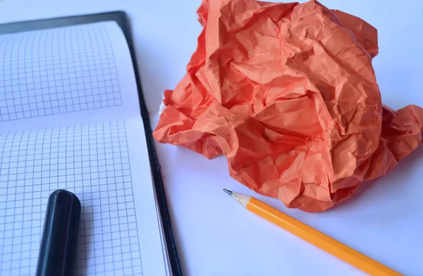 Soyutlama. Buruşmuş turuncu kağıt. Öfke, öfke. soyut