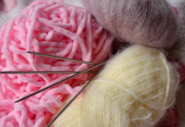 Güzel, sıcak, örgü örmek için çok renkli yün. Konuşmalar. İğne işi.