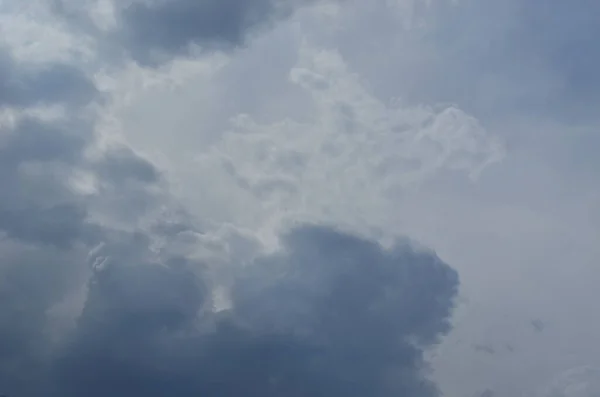 Güzel, gri ve mavi gökyüzü. Yumuşak bulutlar. Doğa. Yüksek binalar. Şehir güzeli..