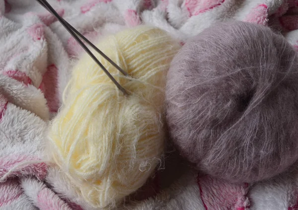 Güzel, sıcak, örgü örmek için çok renkli yün. Konuşmalar. İğne işi.