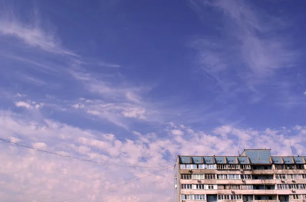 Güzel, gri ve mavi gökyüzü. Yumuşak bulutlar. Doğa. Yüksek binalar. Şehir güzeli..