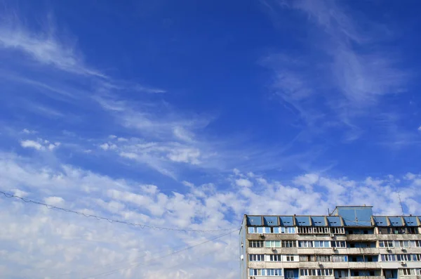 Güzel, gri ve mavi gökyüzü. Yumuşak bulutlar. Doğa. Yüksek binalar. Şehir güzeli..