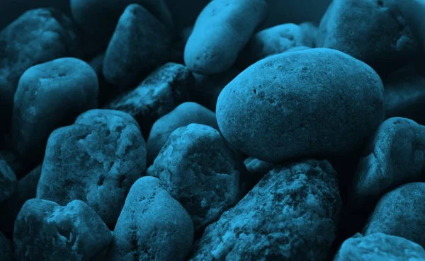 Mavi arka planda deniz taşları. Arkaplan, dekor.