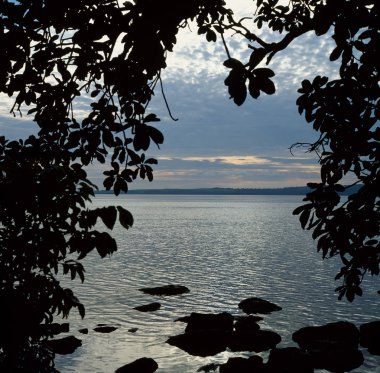 Sakin su ile nehirde akşam saati