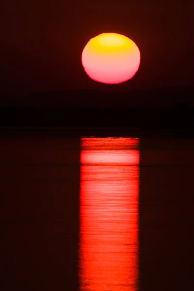 Prachtvoller Abend Flussufer Mit Karminrotem Sonnenuntergang Und Spiegelung Auf Dem — Stockfoto
