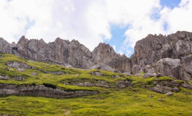 Karadağ ulusal parkında Durmitor Ring karayolu panoraması. Yüksek dağ zirveleri, yeşil alp bitkileri ve kıvrımlı yol manzarası
