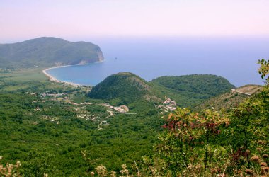 Karadağ 'ın Budva kentindeki Buljarica Plajı. Karadağ 'da Akdeniz kıyısındaki turizm beldesi