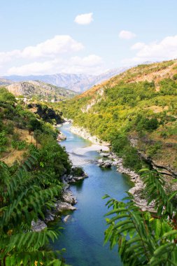 Karadağ 'da Rzaca dağının altındaki Moraca Nehri