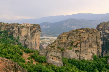 Meteora Vadisi 'ndeki manastırlar, günbatımında, Yunanistan. Meteora manastırı kaya oluşumları üzerine inşa edilmiş pitoresk bir dini komplekstir.