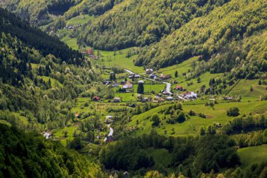 Romanya 'nın Transilvanya kentindeki dağlardaki köy