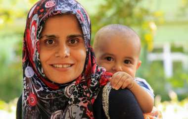 ALANA, TURKEY - 10 Eylül 2012: Türkiye 'de gülümseyen Müslüman anne ve çocuk