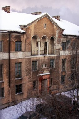 Romanya 'nın Hunedoara kentindeki Lupeni sanayi kasabasında Doğu Avrupa' daki eski sıkıntılı bina