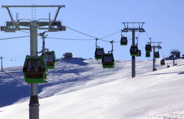 Romanya 'nın Transalpina kayak beldesinde kışın yeşil teleferikler