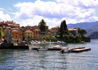 BELLAGIO, İtalya - 23 Mayıs 2013: Illustrative editorial - Bellagio port Pier, Como Gölü, Lombardy, İtalya