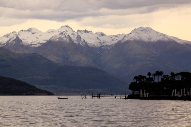BELLAGIO, İtalya - 23 Mayıs 2013: İsviçre Alpleri 'nin Como Gölü' nden gün batımı manzarası, Bellagio, Lombardy, İtalya
