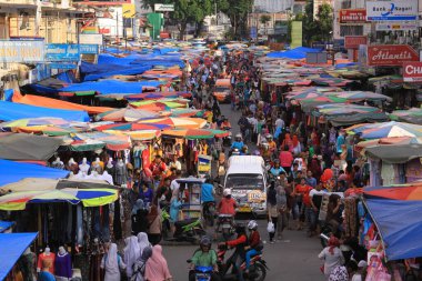 Padang, Batı Sumatra, Endonezya 'da çok kalabalık geleneksel pazar Pasar Raya