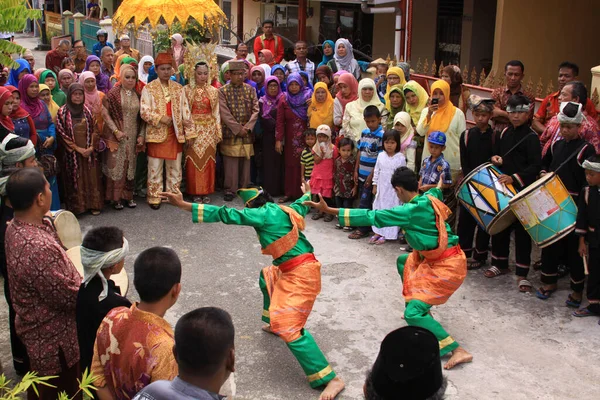 インドネシア西スマトラ州パダンのミナンカバウ結婚式で伝統的なシラットダンス お祝いの服を着た村の人々 踊り手や音楽オーケストラ 路上で公共の儀式に出席 — ストック写真