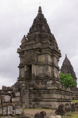 Ünlü Prambanan Hindu tapınağı, Yogyakarta, Java, Endonezya 'daki kule detayları. Candi Prambanan - İkonik seyahat noktasında taş yapılar ve molozlar