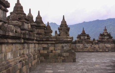 Borobudur Tapınağı 'nın Java, Endonezya' daki ana kolu ya da platformu. Candi Borobudur, Hindistan dışındaki en büyük Budist tapınağıdır ve Endonezya 'nın en önemli turistik merkezlerinden biridir..