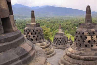 Borobudur tapınağı ve Java Endonezya 'daki dağların çevresi. Candi Borobudur, Hindistan dışındaki en büyük Budist tapınağıdır ve Endonezya 'nın en önemli turistik merkezlerinden biridir.
