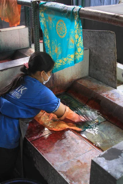 Lavaggi Operai Tinti Batik Asciugare Fabbrica Winotosastro Yogyakarta Java Indonesia — Foto Stock