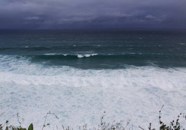 Endonezya 'nın Bali kıyısındaki Uluwatu tapınağı. Uluwatu, Balis Bukit yarımadasındaki en popüler bölgedir ve en çok adak taşı olan uçurum tapınağı ile bilinir..