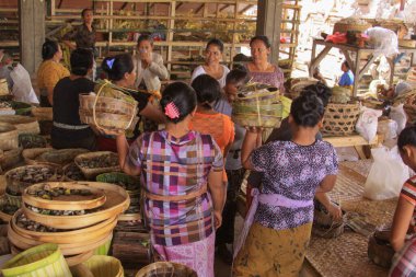 Batik gibi giyinmiş yerli kadınlar, Endonezya 'nın Bali şehrinde düzenlenecek bir şenlik için adaklar hazırlıyorlar.
